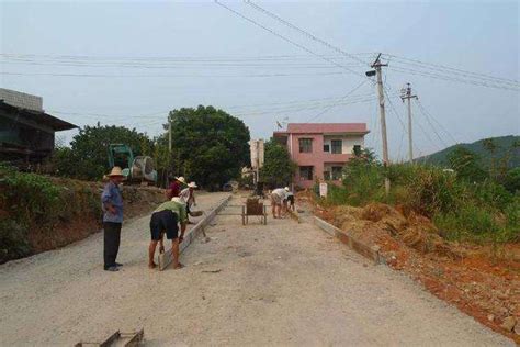 屯昌一农场道路被人挖断 村民进出需跨越1米深沟-新闻中心-南海网