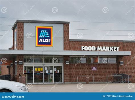 Aldi Grocery Store Exterior in Houston, TX. Editorial Photo - Image of drink, exterior: 177079446