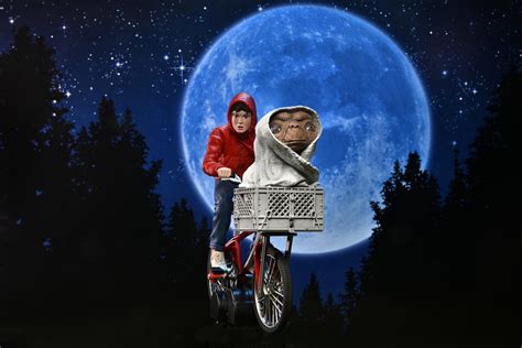 E.T. 40th Anniversary Ultimate 7 Inch Scale Action Figure - Elliot and ...