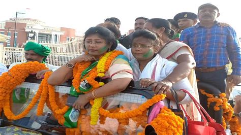 महुआ माजी के नाम पर मातम मनाने वाली कांग्रेस का हाल देखिए... जीत पर ...