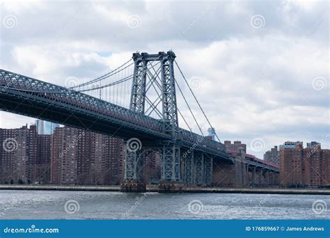 El Puente De Williamsburg Sobre El Río Este Con Vistas a La Parte Baja ...