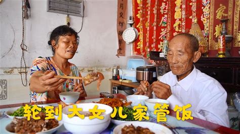 农村大集上65岁老人为省2元钱，午饭吃馒头就大蒜，让人心酸
