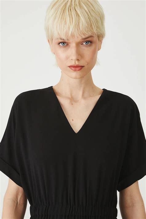 Sukienka z domieszką lnu damska midi gładka kolor czarny - MEDICINE