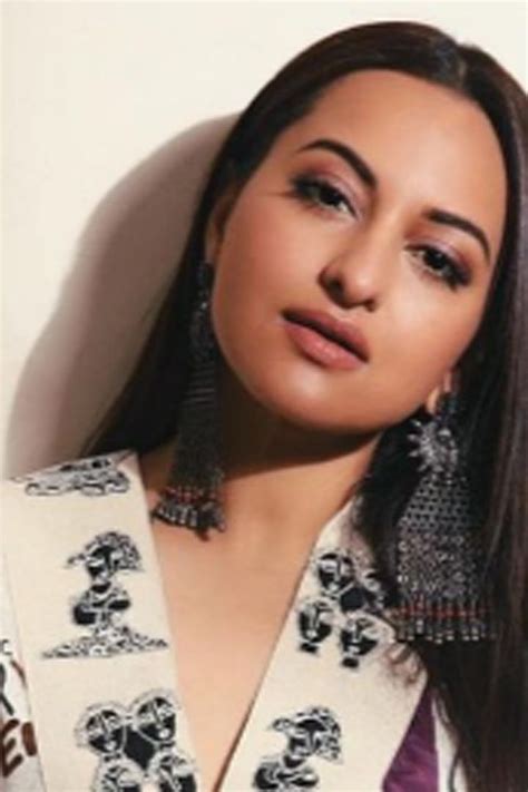 5 Steps To Recreate Sonakshi Sinha's Glossy Eyeshadow and Lip | VOGUE ...