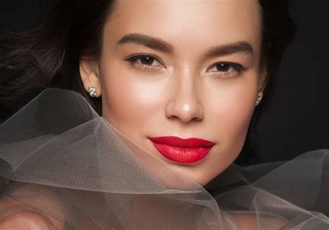 3 mejk ap stila uz crveni karmin - Superzena