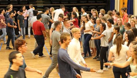 First Class Students Dance Performance 的图像结果