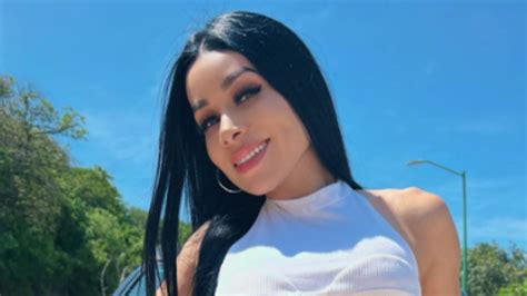 “Que hermosas vistas”, le dicen a la modelo que reta la censura de Instagram Yuliett Torres