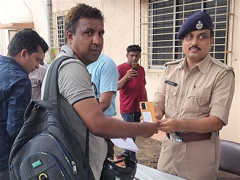 Police found 65 missing mobiles from 10 police station areas of Valsad ...