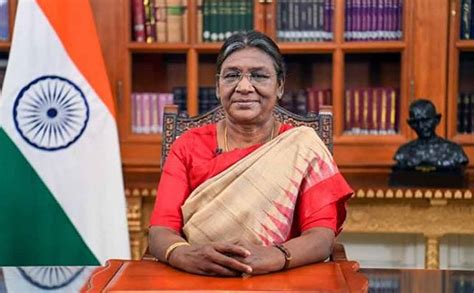 திருவள்ளுவர் சிலையை பார்வையிடும் குடியரசுத் தலைவர் திரௌபதி முர்மு ...