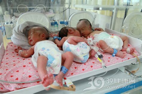 宋家三胞胎近照：大韩和万岁日渐清秀，民国告别可爱|民国|三胞胎|万岁_新浪新闻