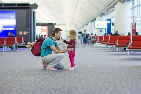 在机场的小女孩和小爸爸 等待飞机飞到机场乘客婴儿背包童年女孩闲暇航班父亲男性飞机场高清图片下载-正版图片322093562-摄图网