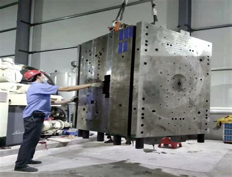 Large Injection Molding Machine 的图像结果