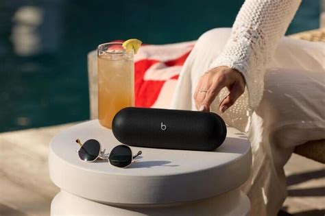 Revived Pill-Shaped Speakers : Beats Pill