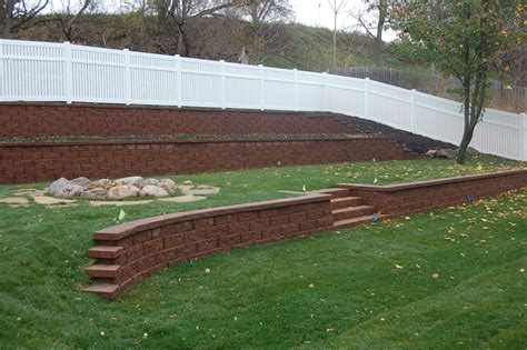 7 Retaining Wall Ideas for a Sloped Yard
