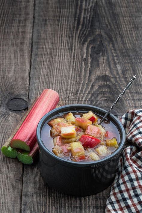 What Part of the Rhubarb Do You Eat? Rhubarb Edible Parts and Uses - KitchenBun.com