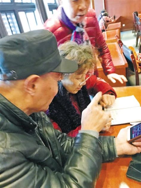 教老人用智能手机的培训班期期爆满 86岁的也来了_大浙网_腾讯网