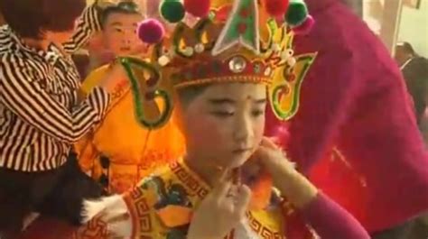 潮汕的游神习俗：盛装打扮的小男孩，是千挑万选的游神代表_凤凰网视频_凤凰网