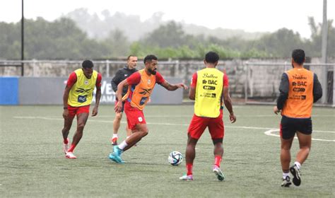 La Sele entrena en Penonomé bajo la lluvia, lista para enfrentar a ...