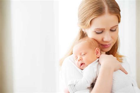 母亲的怀抱中的新生婴儿图片-新生婴儿在母亲的怀抱中素材-高清图片-摄影照片-寻图免费打包下载