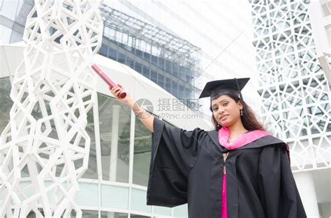 一位年轻的印度女毕业生在她高清图片下载-正版图片502687996-摄图网