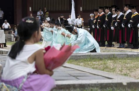 直击韩国大学毕业典礼现场：学生身穿传统服饰行跪拜之礼 - 每日头条