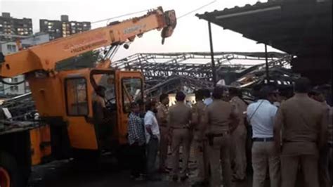Huge advertising board falls to the ground: Five people, including ...