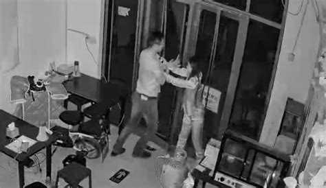 假借买鞋揩油女店员最新素材