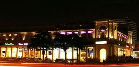 Identify this famous shopping hub and it's location . Name the ...