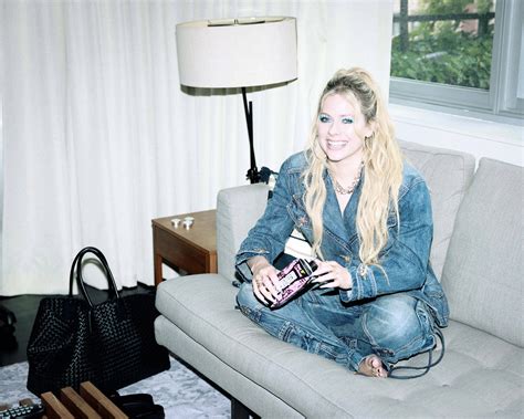 The best Avril Lavigne feet pictures 🤩