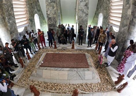 PM Modi Pays Tribute at Kwame Nkrumah Memorial Park in Accra