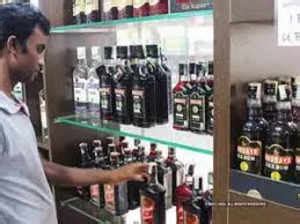 Liquor: Private liquor vend employees in Delhi stare at uncertain ...
