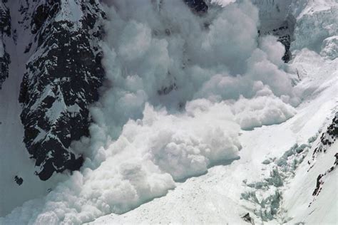 ब्रेकिंग! उत्तराखंडमधील चमोलीमध्ये हिमस्खलन, ४७ कामगार बर्फाखाली अडकले ...