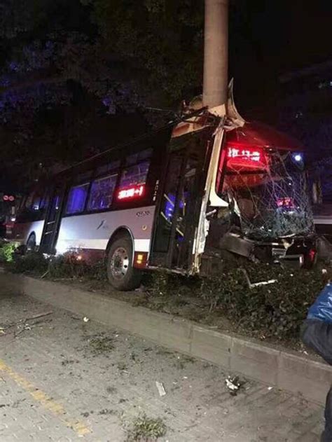上海公交车撞电线杆司机身亡 11名乘客无生命危险_新闻_腾讯网