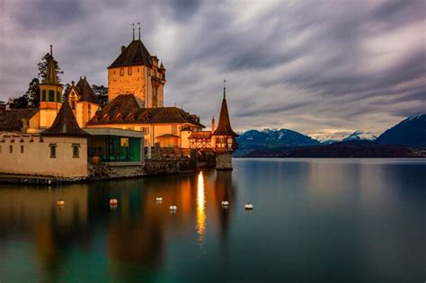 Oberhofen castle at sunset | Premium Photo