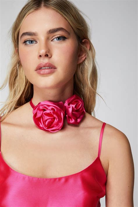 Double Rose Corsage Choker | Nasty Gal