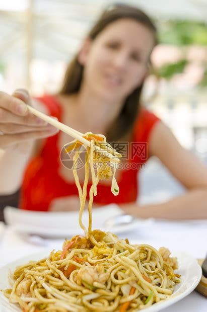年轻女人吃油炸面和虾高清图片下载-正版图片502557675-摄图网