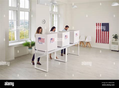 Line of People Voting 的图像结果