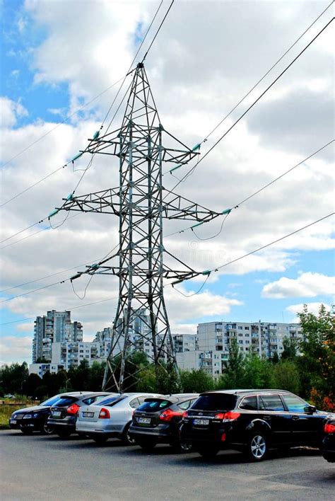 Высоковольтные линии электропередач и дома в городе Редакционное Фото ...