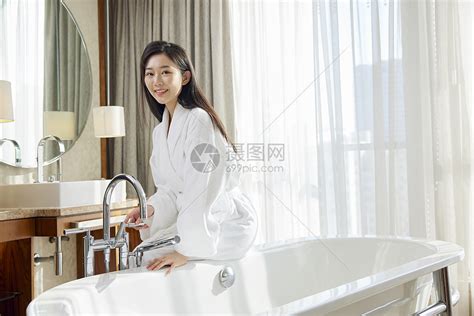 酒店准备洗浴的年轻女性高清图片下载-正版图片507701711-摄图网
