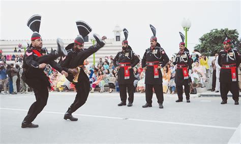 ਫ਼ਾਜ਼ਿਲਕਾ ਸਰਹੱਦ ‘ਤੇ ਰਿਟ੍ਰੀਟ ਸੈਰੇਮਨੀ ਦੌਰਾਨ ਪਾਕਿਸਤਾਨੀ ਰੇਂਜਰਜ ਦੇ ਹੱਥੋਂ ...