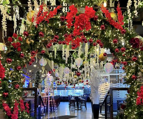 These CT restaurants go over the top with holiday decor and pop-ups