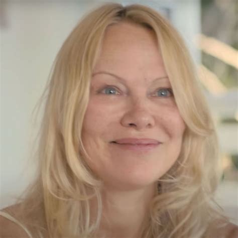 Pamela Anderson sorprende mostrando su rostro al natural en nuevo ...