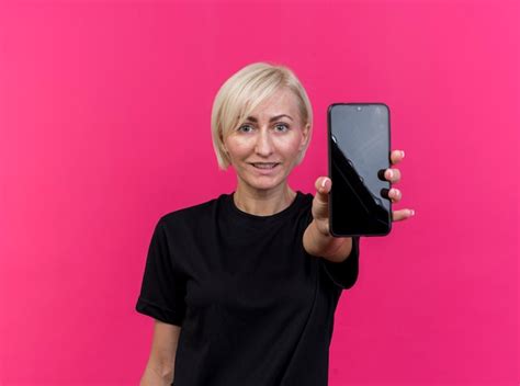 Heureux d'âge moyen blonde femme slave qui s'étend de téléphone mobile ...