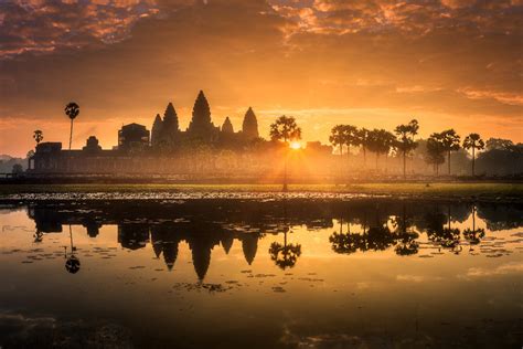 Lever de soleil Angkor Wat reflet bassin Cambodge Ta Prohm figuiers Siem Reap circuit