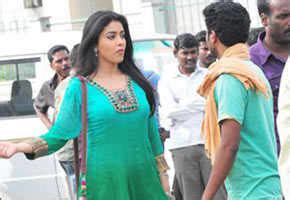 Actress Shriya Saran mobbed in Hyderabad
