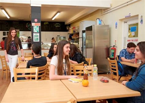 Летняя языковая школа Eastbourne Summer School (Истбурн, Великобритания)