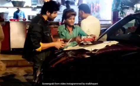 कार्तिक आर्यन ने सड़क किनारे लैम्बॉर्गिनी के बोनेट पर चाइनीज फूड का ...