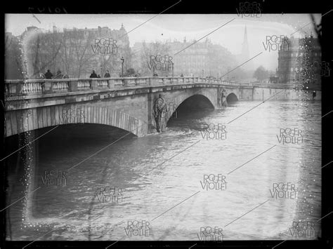 World War One. Seine floods. The pont de l'Alma. Paris, on
