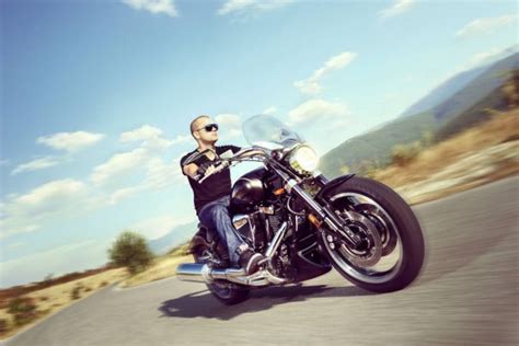 男子骑摩托车在路上 — 图库照片©ljsphotography＃45861295