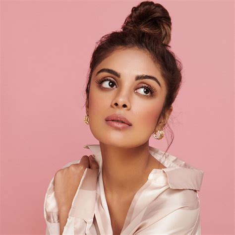 12 Quick & Simple Time Saving Makeup Hacks For Using Makeup During Bus